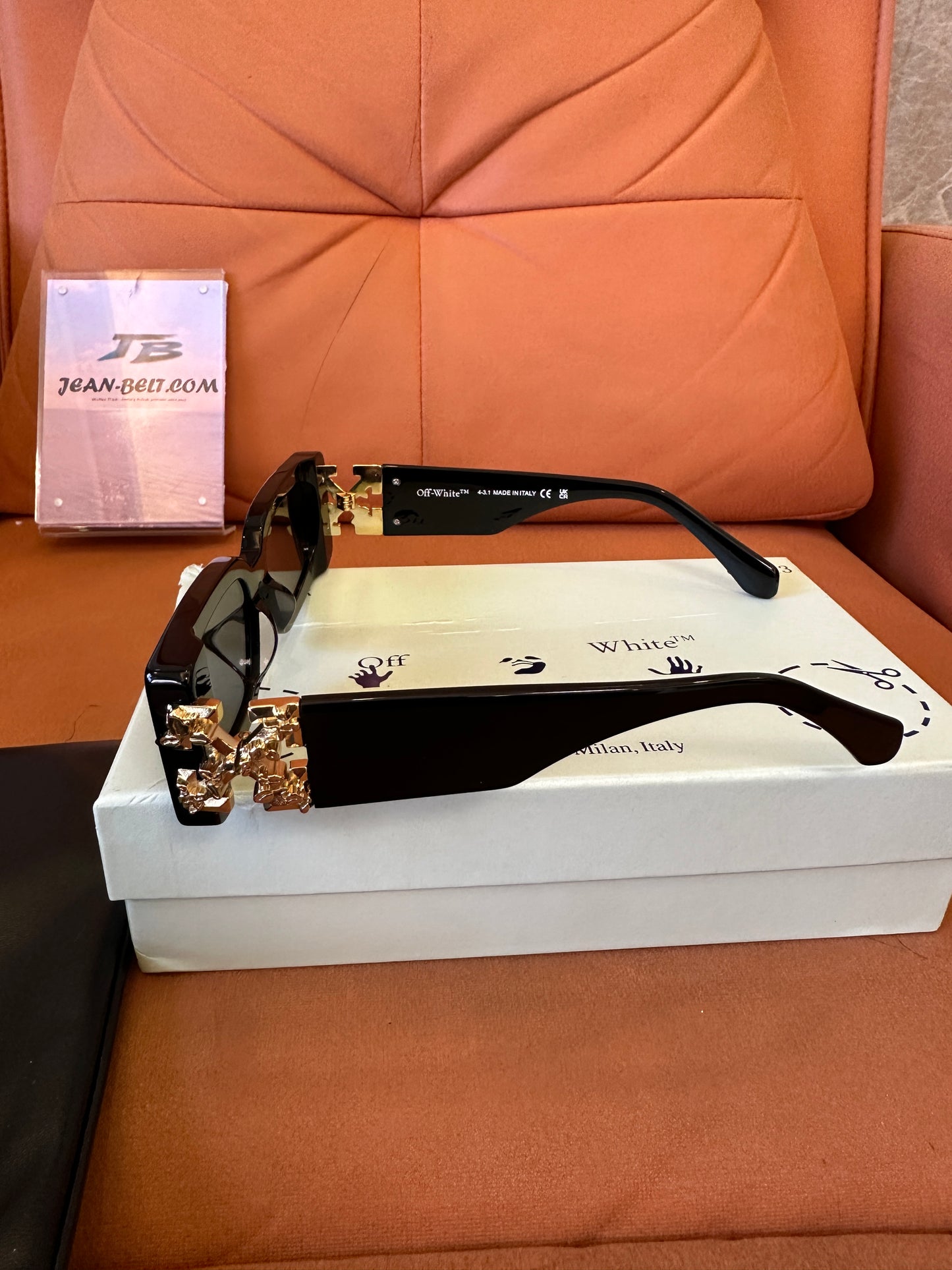 Óculos de Sol Off-White em Acetato Preto com Detalhes Dourados – Armação Quadrada