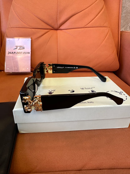 Óculos de Sol Off-White em Acetato Preto com Detalhes Dourados – Armação Quadrada
