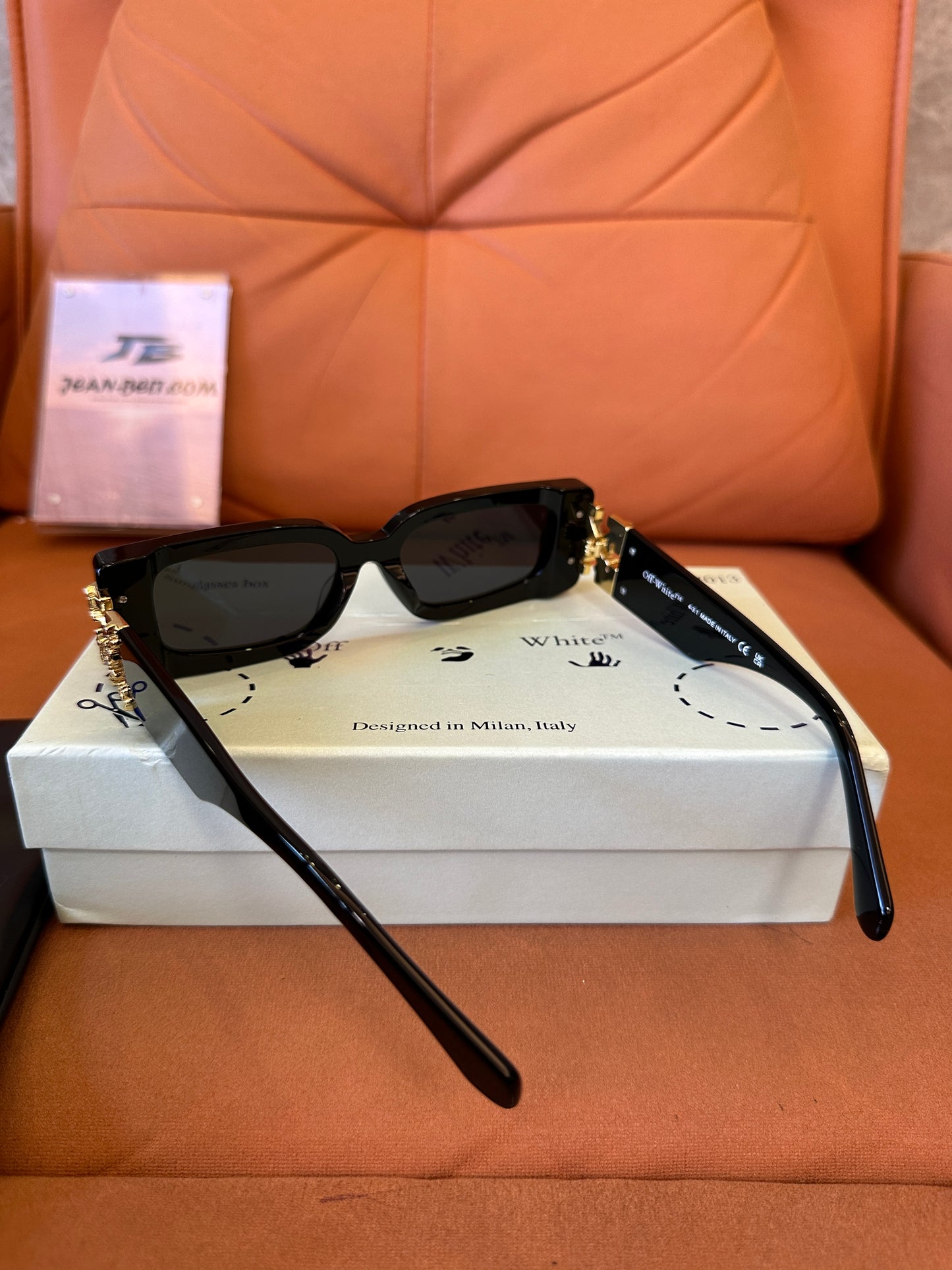 Óculos de Sol Off-White em Acetato Preto com Detalhes Dourados – Armação Quadrada