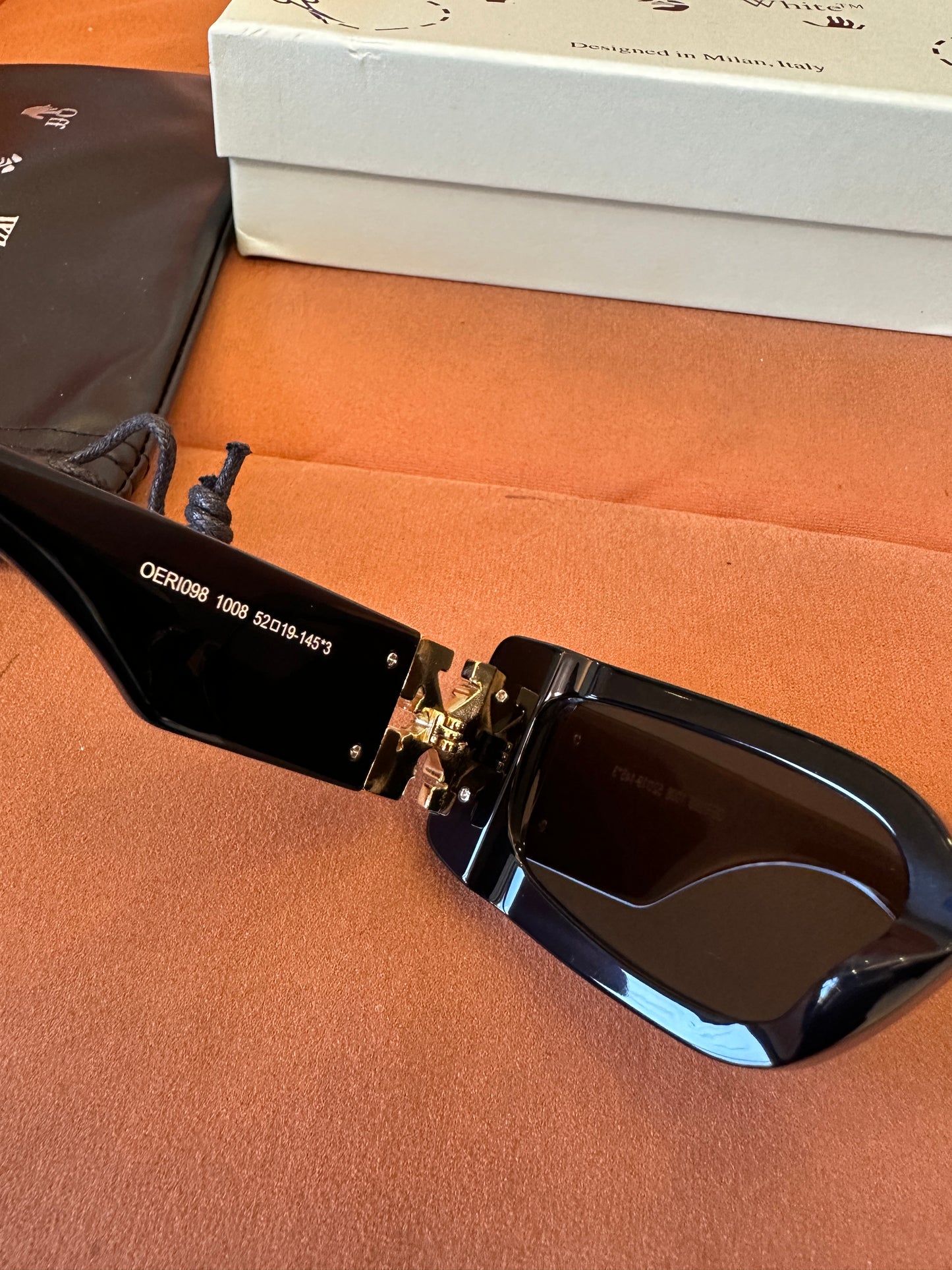 Óculos de Sol Off-White em Acetato Preto com Detalhes Dourados – Armação Quadrada