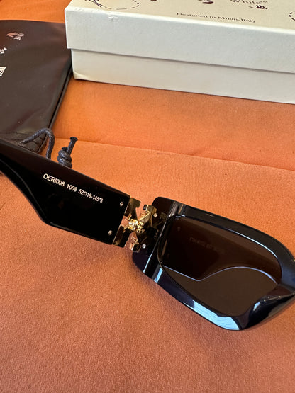Óculos de Sol Off-White em Acetato Preto com Detalhes Dourados – Armação Quadrada