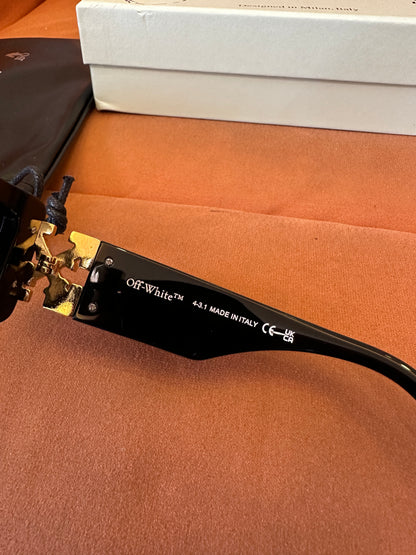 Óculos de Sol Off-White em Acetato Preto com Detalhes Dourados – Armação Quadrada