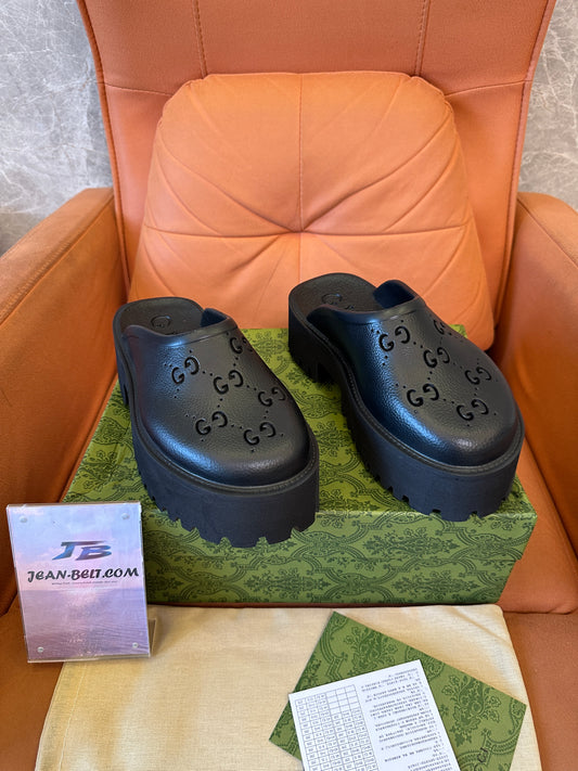 Tamancos plataforma de couro preto com logotipo Gucci GG