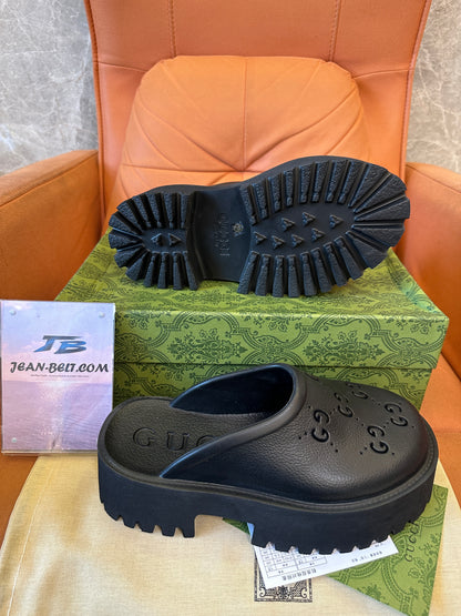 Tamancos plataforma de couro preto com logotipo Gucci GG
