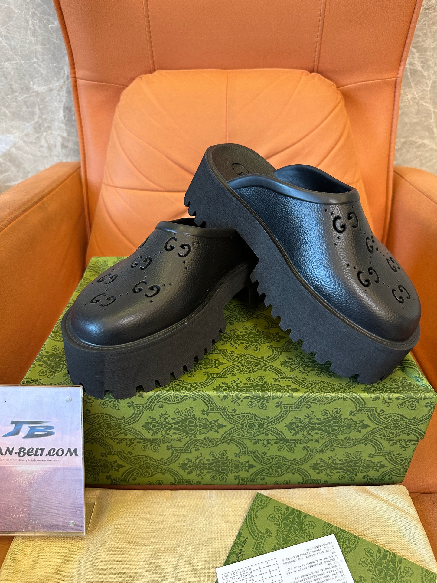 Tamancos plataforma de couro preto com logotipo Gucci GG