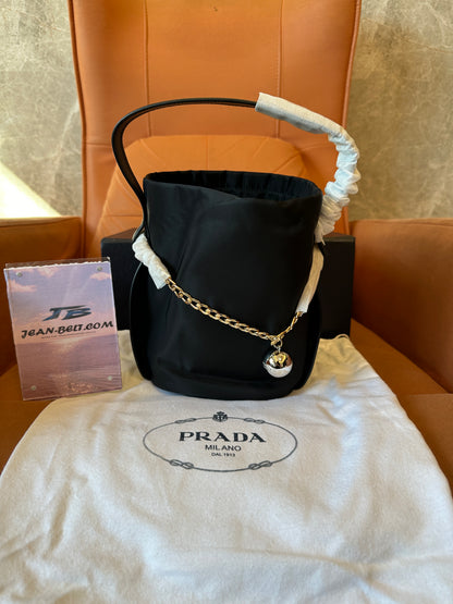 Mala Prada Tiracolo em Nylon Preto com Detalhes de Corrente