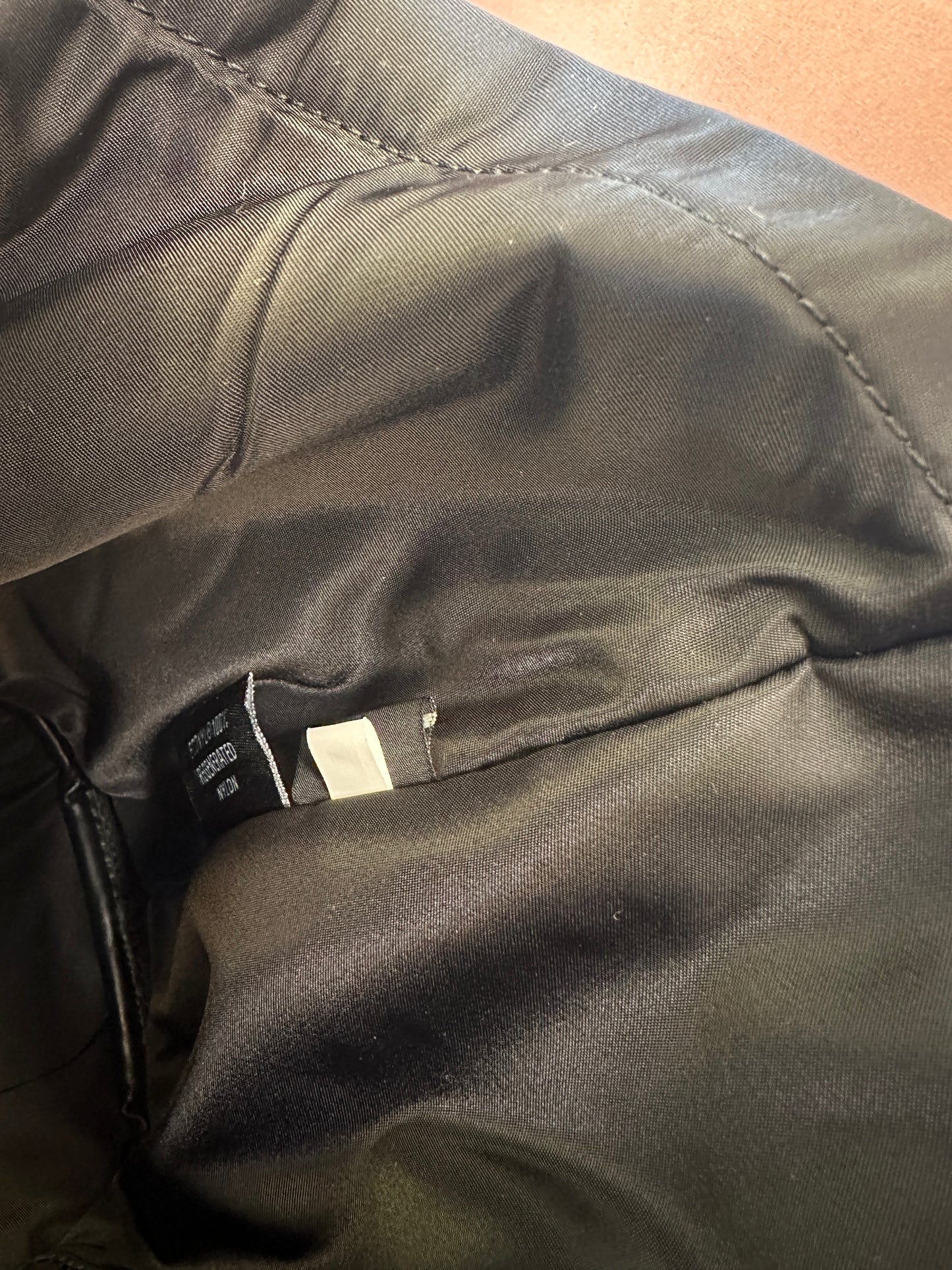 Mala Prada Tiracolo em Nylon Preto com Detalhes de Corrente