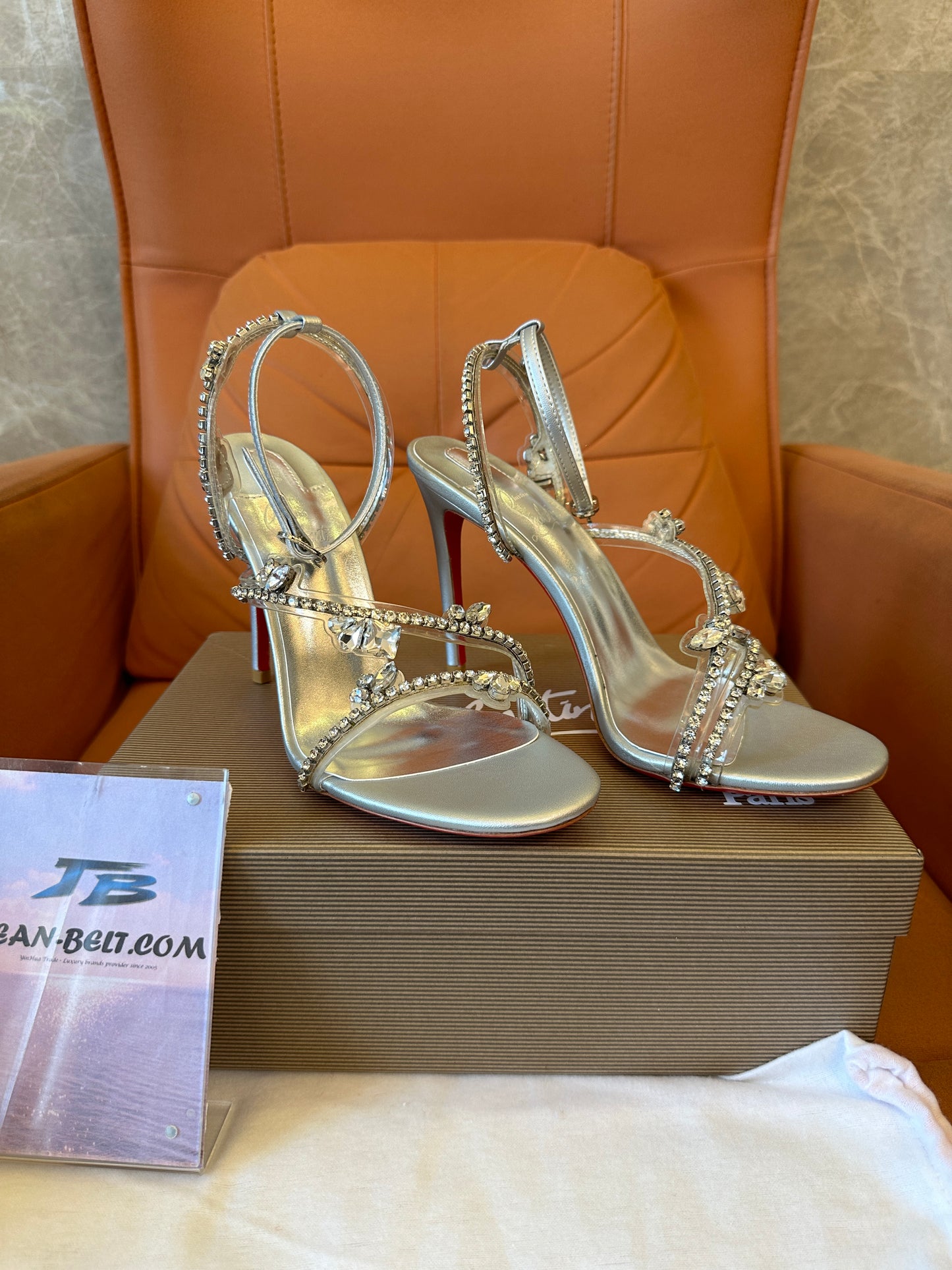 Sapatos de Salto Christian Louboutin Prateados com Cristais