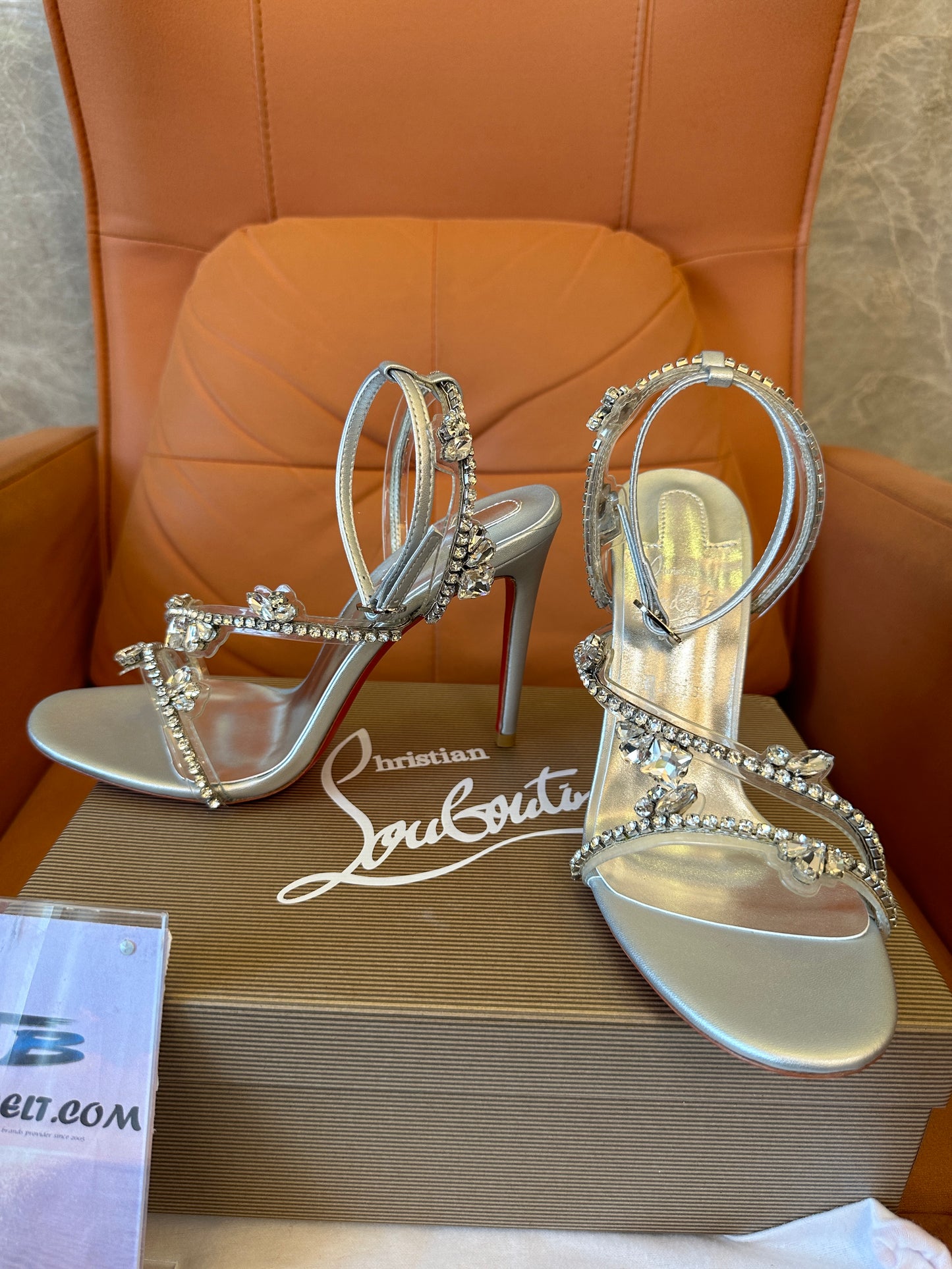 Sapatos de Salto Christian Louboutin Prateados com Cristais
