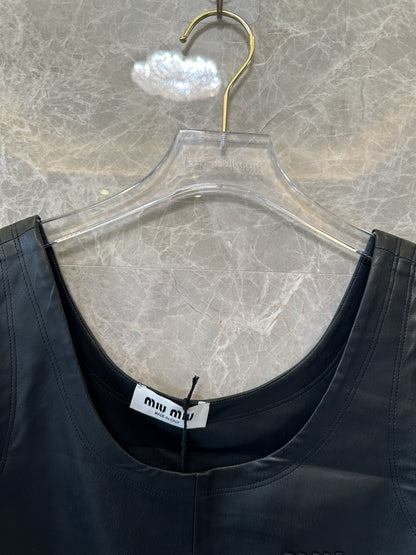 Vestido mini de piel sin mangas negro de Miu Miu