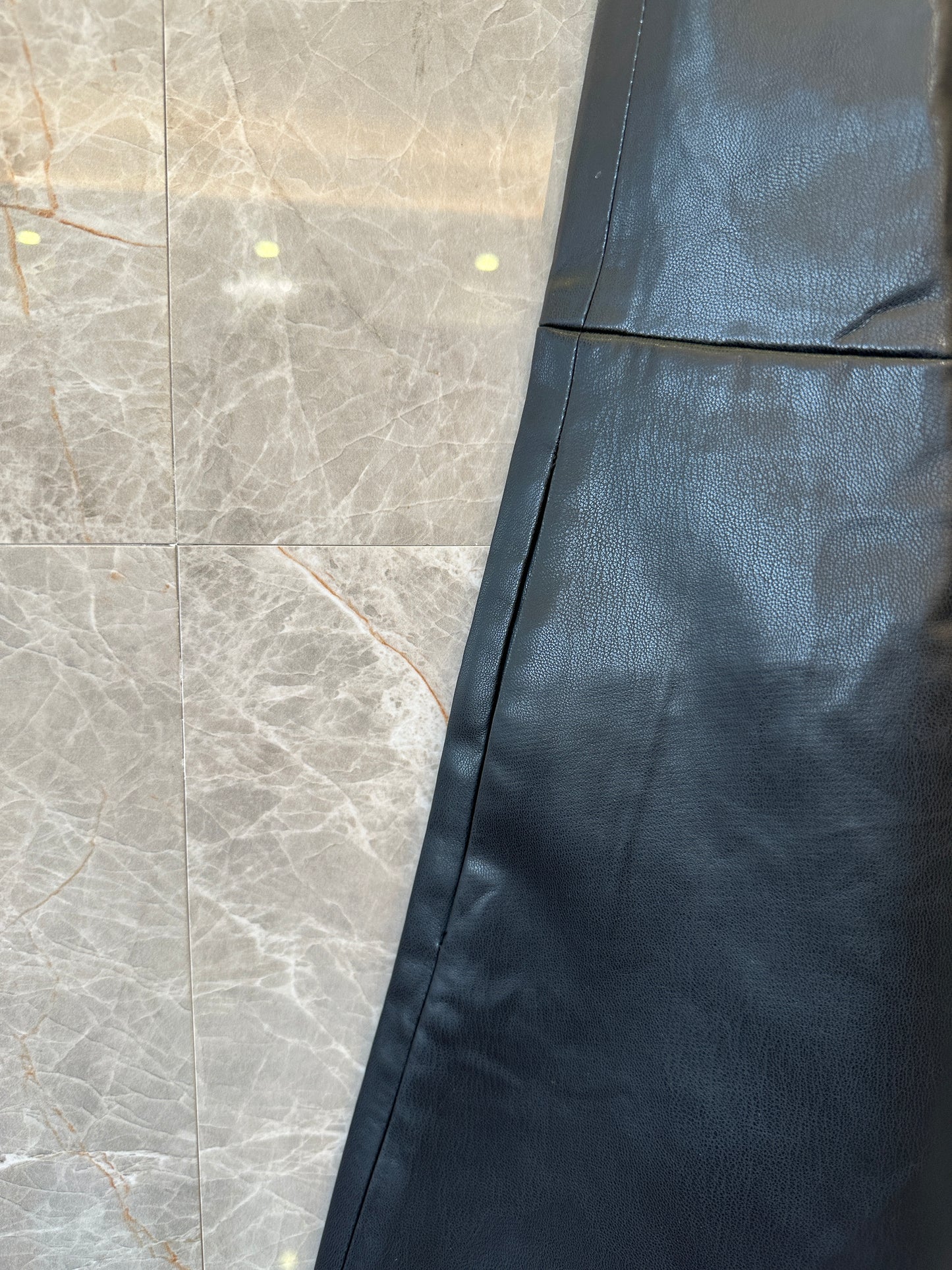 Vestido mini de piel sin mangas negro de Miu Miu