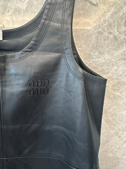 Vestido mini de piel sin mangas negro de Miu Miu
