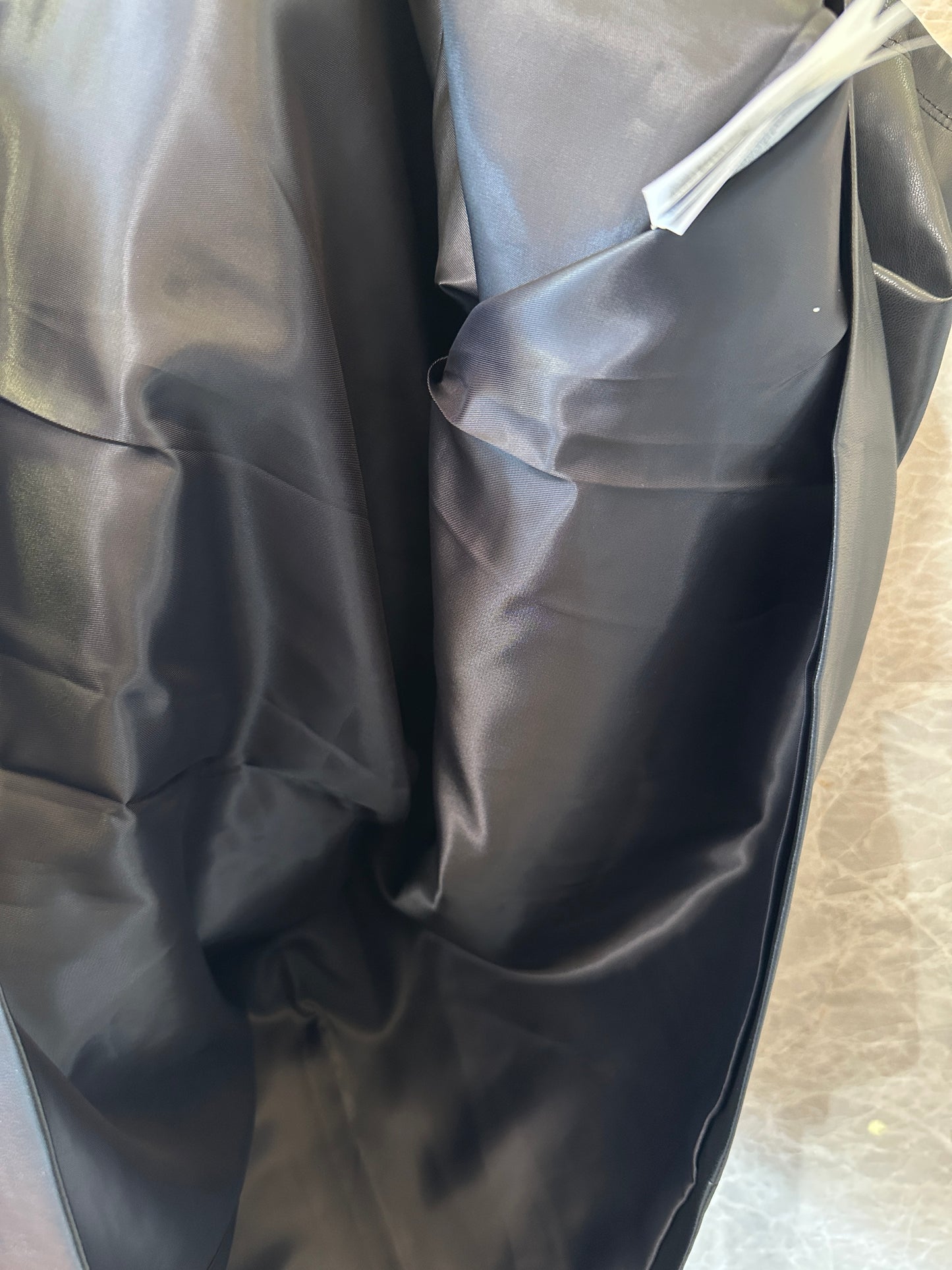 Vestido mini de piel sin mangas negro de Miu Miu