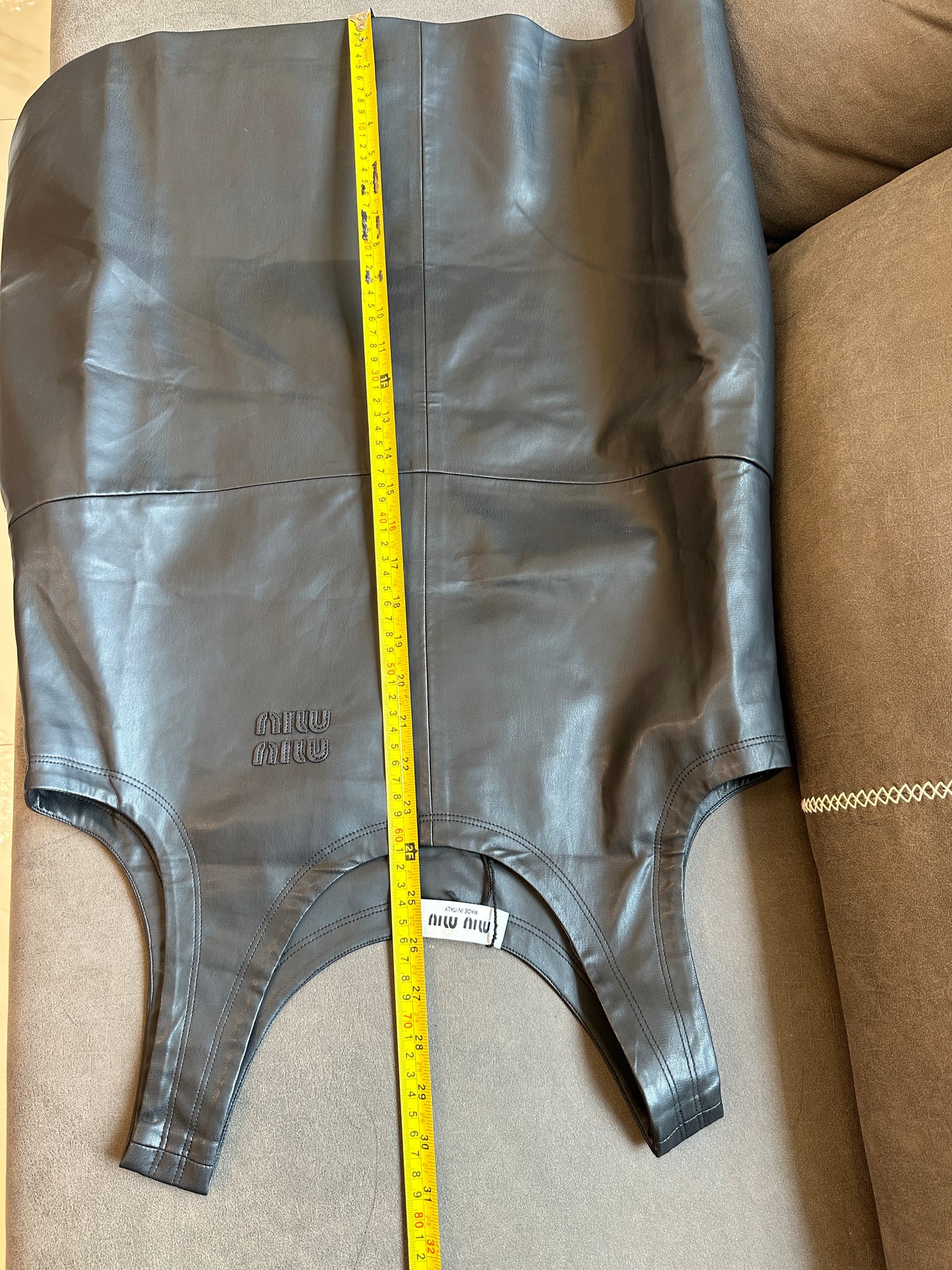 Vestido mini de piel sin mangas negro de Miu Miu