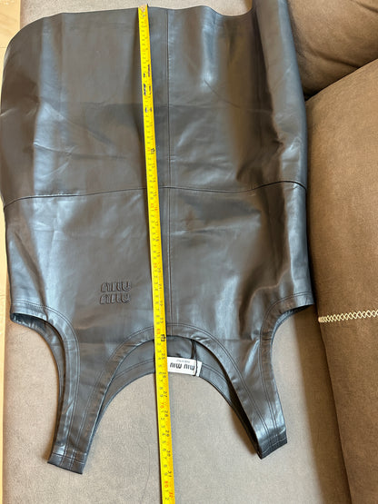 Vestido mini de piel sin mangas negro de Miu Miu