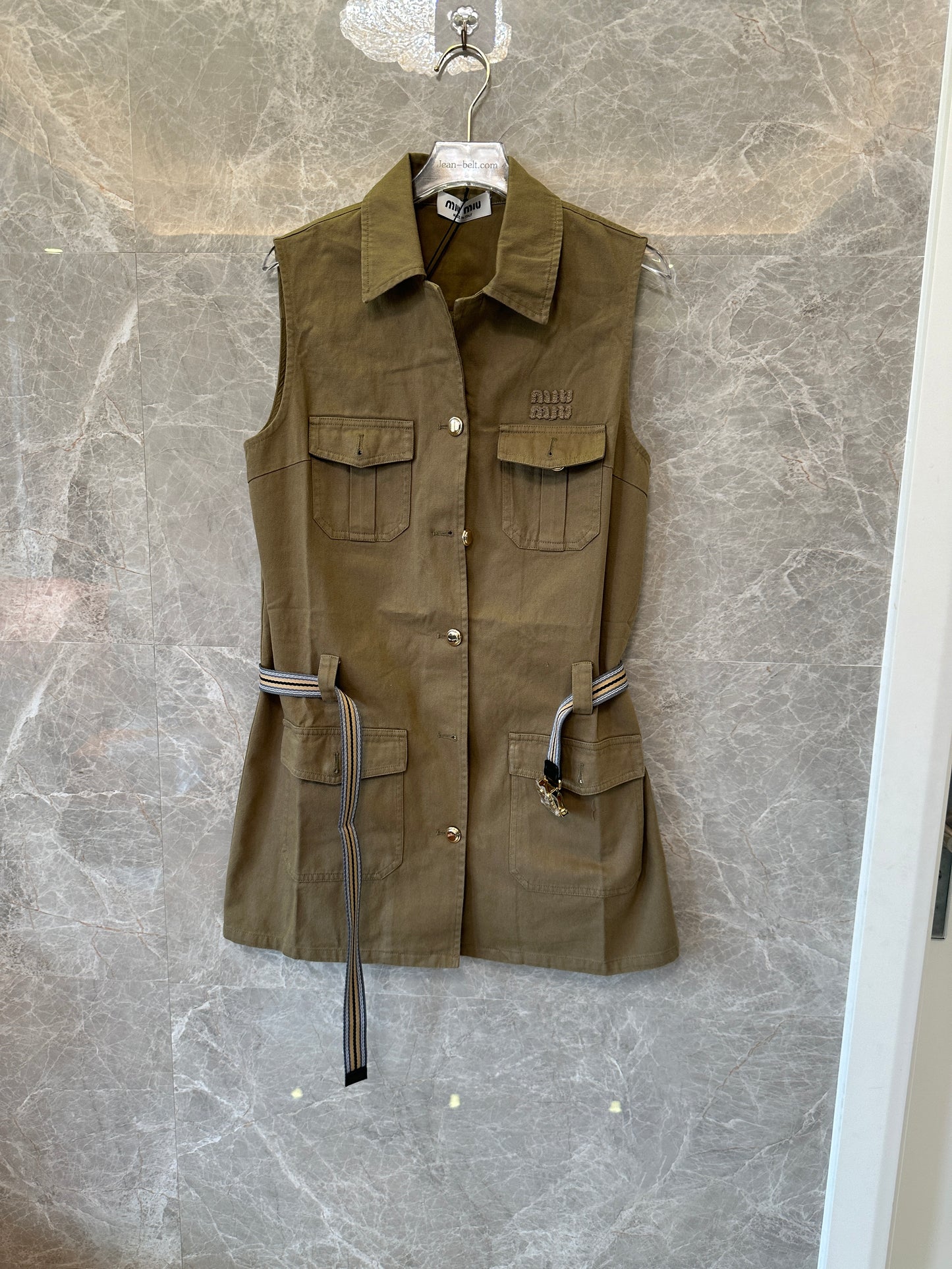 Vestido verde militar sin mangas con logo bordado de Miu Miu