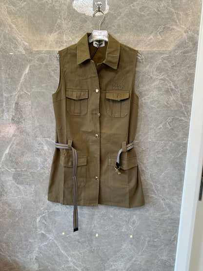 Vestido verde militar sin mangas con logo bordado de Miu Miu