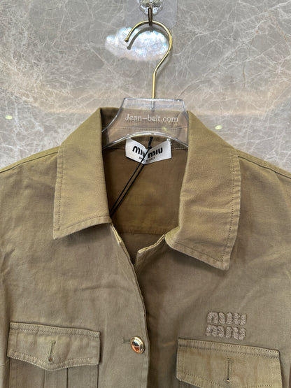 Vestido verde militar sin mangas con logo bordado de Miu Miu