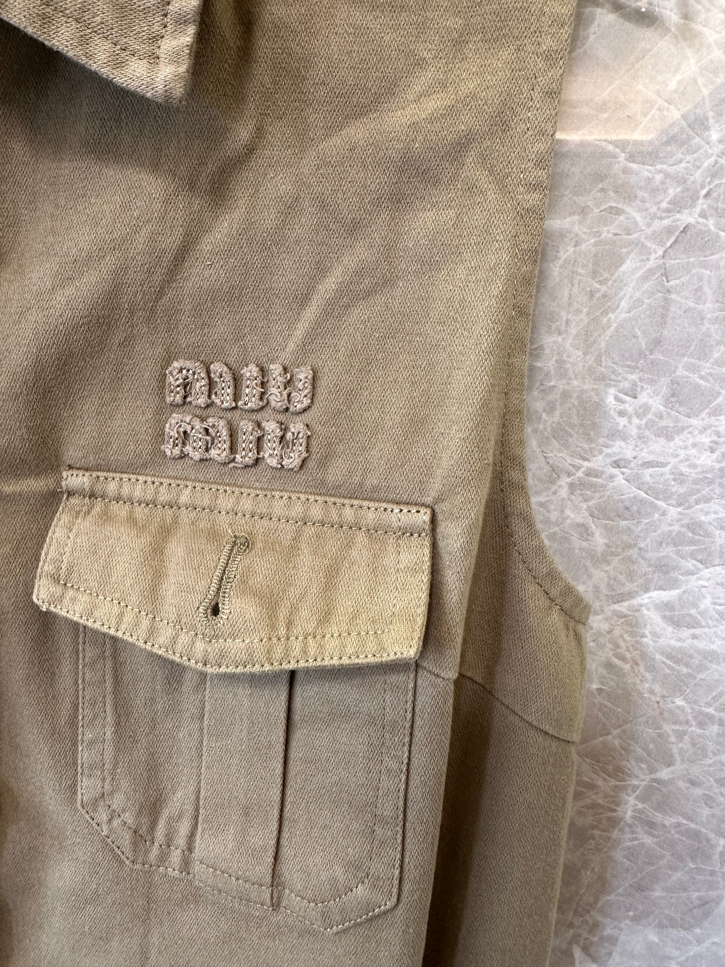 Vestido verde militar sin mangas con logo bordado de Miu Miu