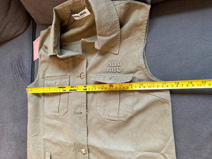 Vestido verde militar sin mangas con logo bordado de Miu Miu