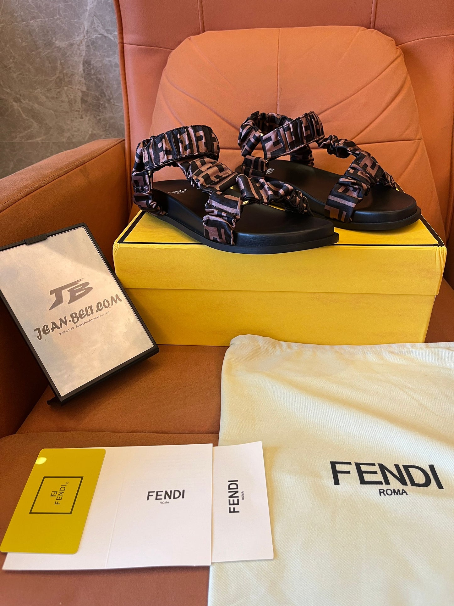 Sandalia Fendi feel satinada rosa para mujer