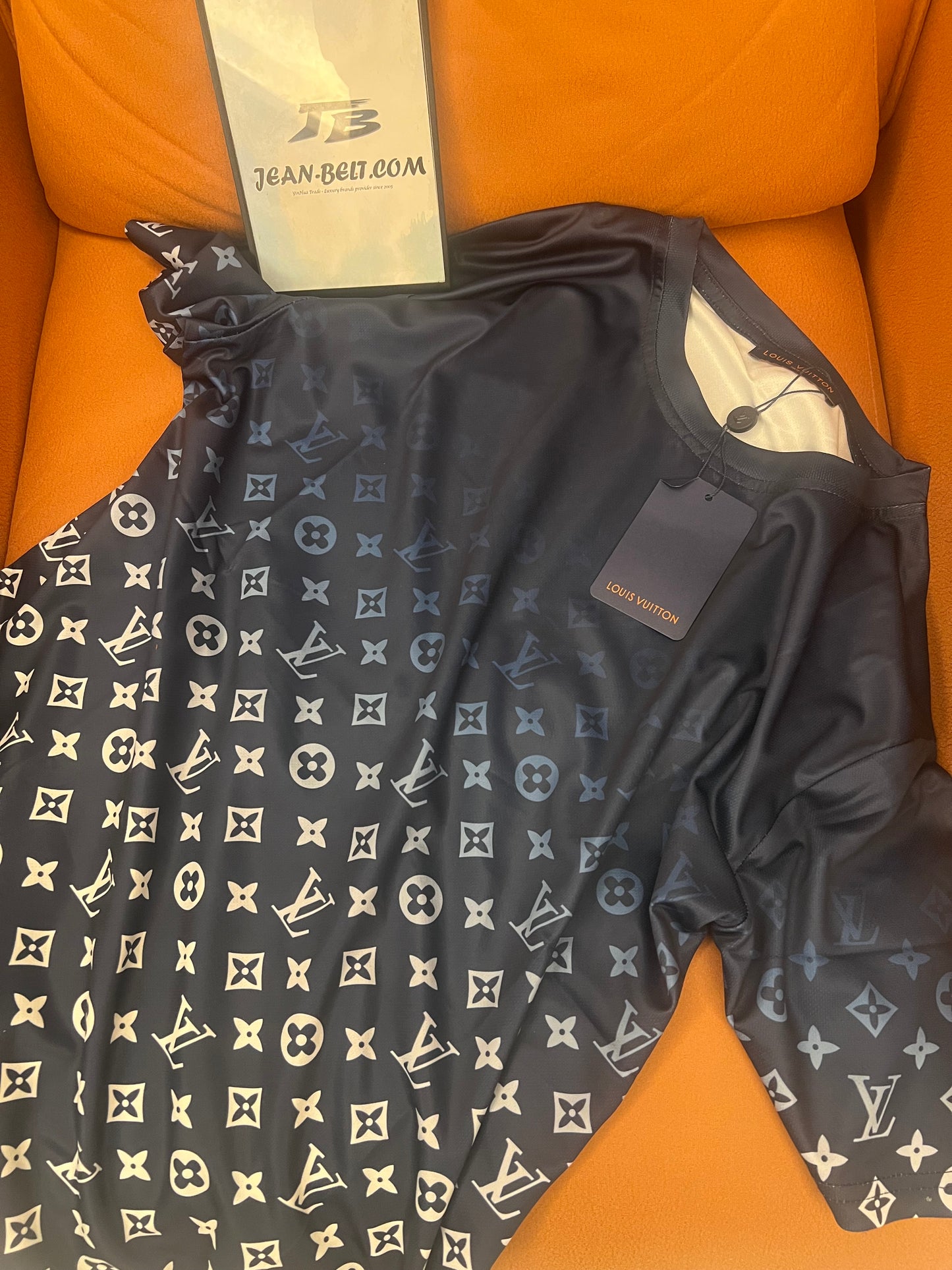 Camiseta de manga corta con estampado de monograma de Louis Vuitton: ropa informal de lujo