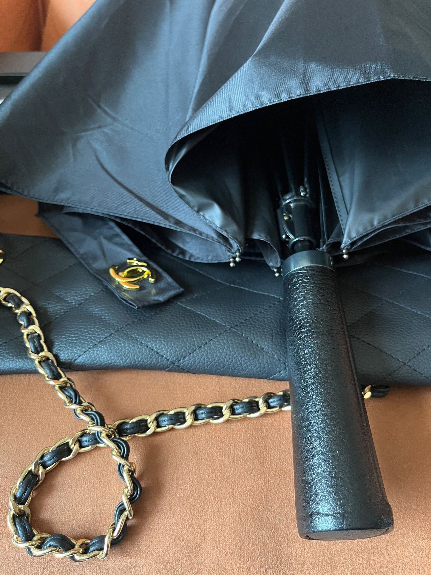 Paraguas plegable Chanel con estuche negro dorado