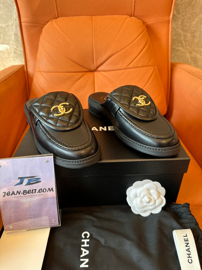 Zapatillas Chanel de piel acolchada con logo CC dorado