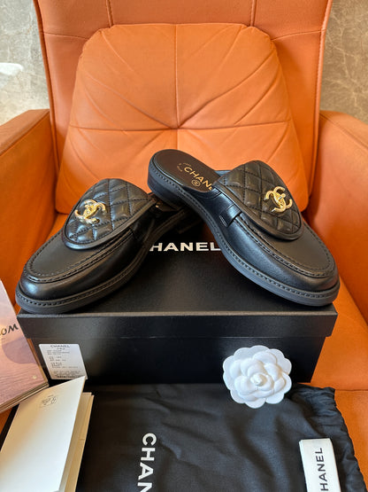 Zapatillas Chanel de piel acolchada con logo CC dorado