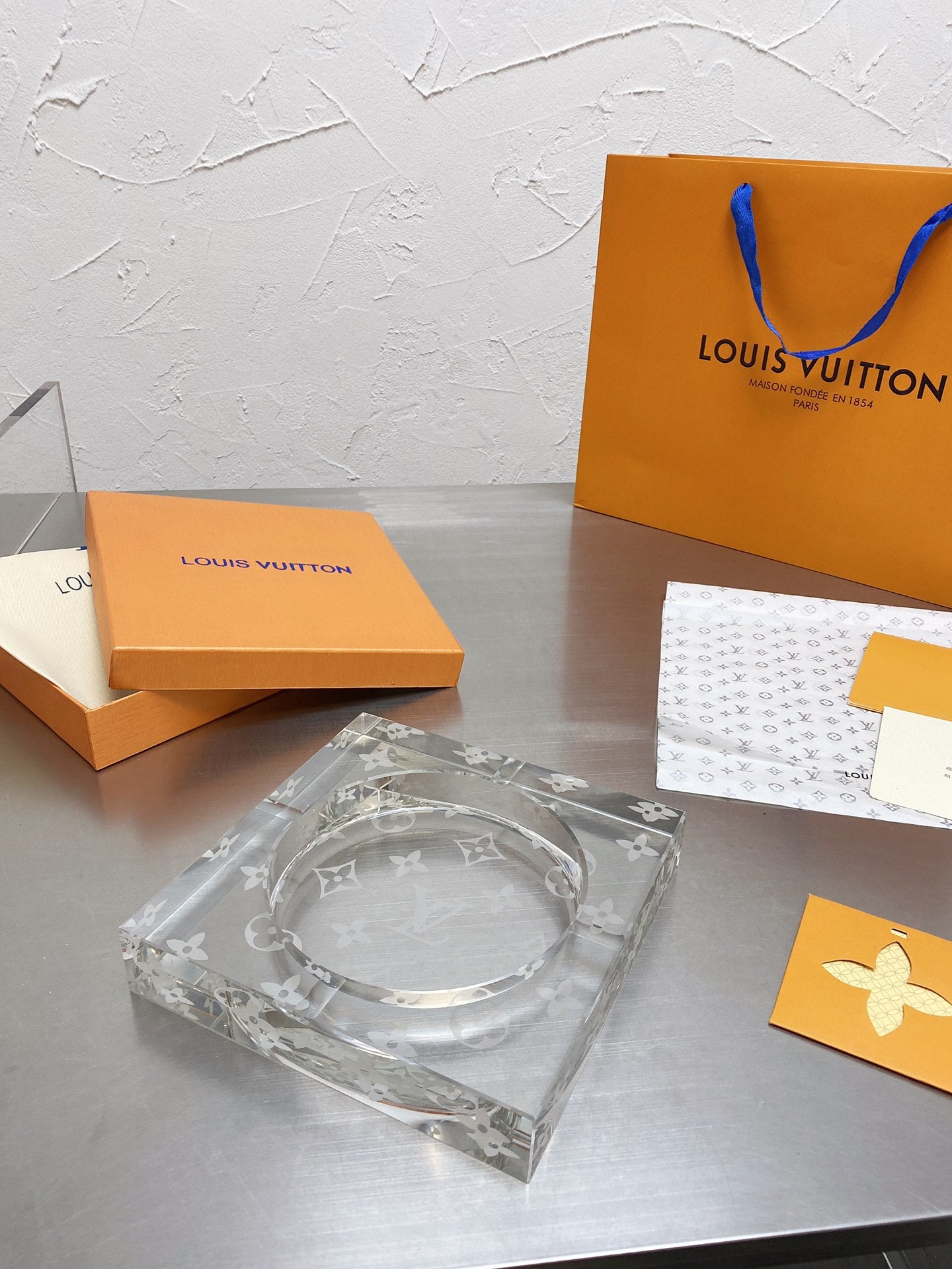 Cenicero de cristal Louis Vuitton x Baccarat: edición limitada, decoración de lujo para el hogar