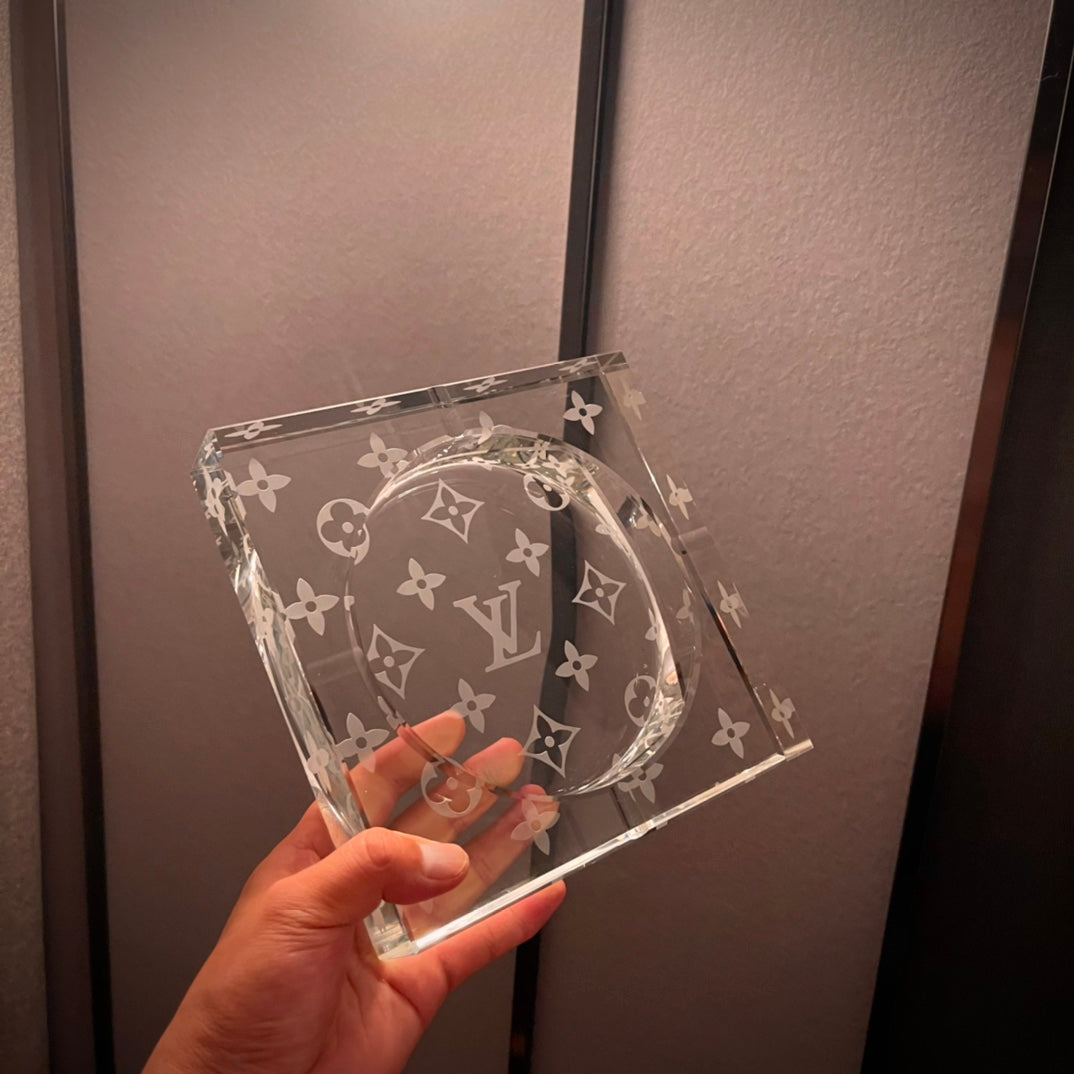 Cenicero de cristal Louis Vuitton x Baccarat: edición limitada, decoración de lujo para el hogar