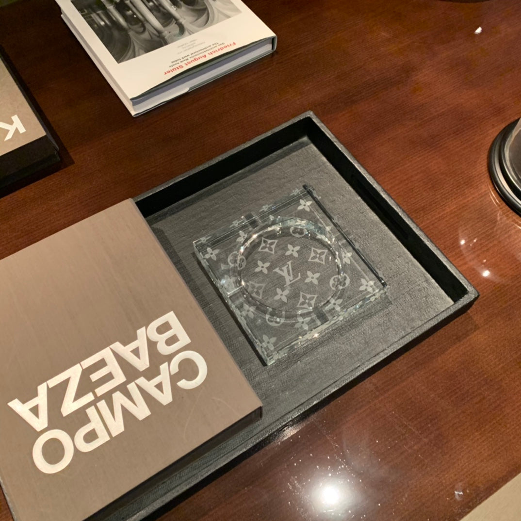 Cenicero de cristal Louis Vuitton x Baccarat: edición limitada, decoración de lujo para el hogar