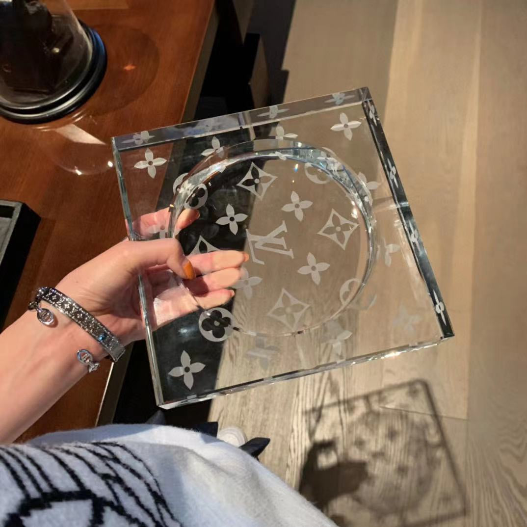 Cenicero de cristal Louis Vuitton x Baccarat: edición limitada, decoración de lujo para el hogar