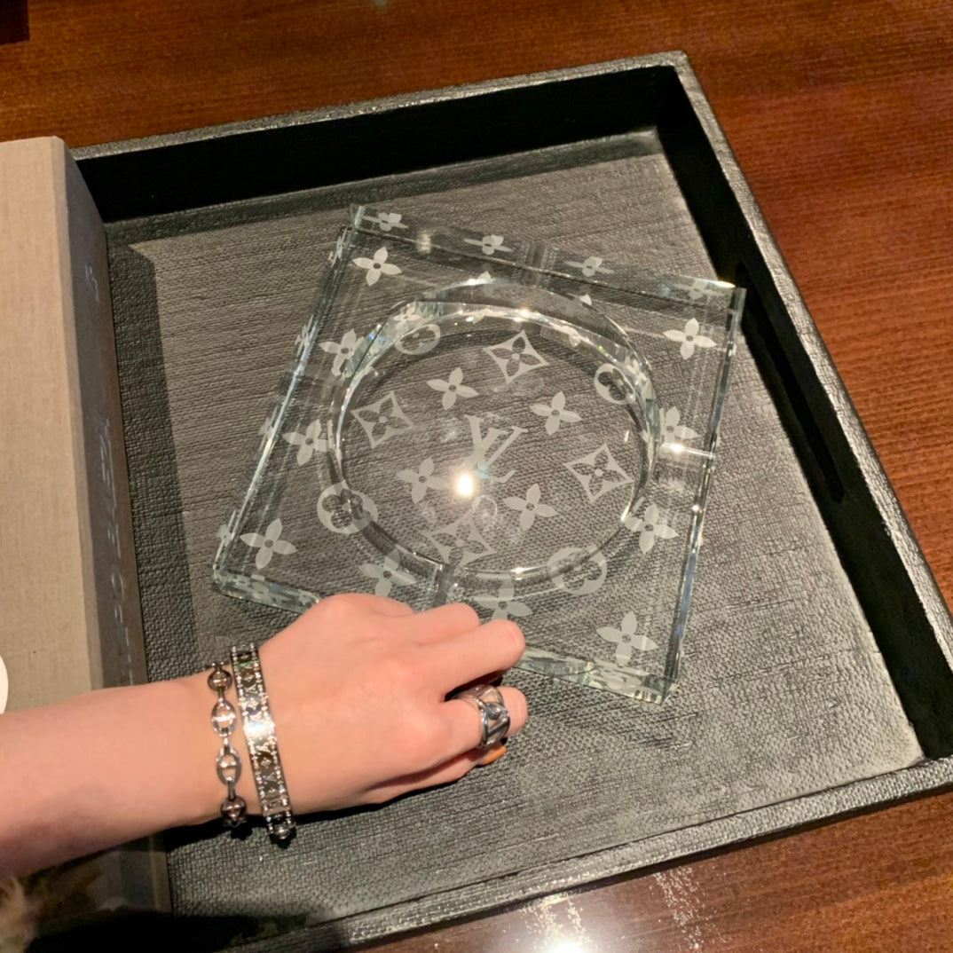 Cenicero de cristal Louis Vuitton x Baccarat: edición limitada, decoración de lujo para el hogar