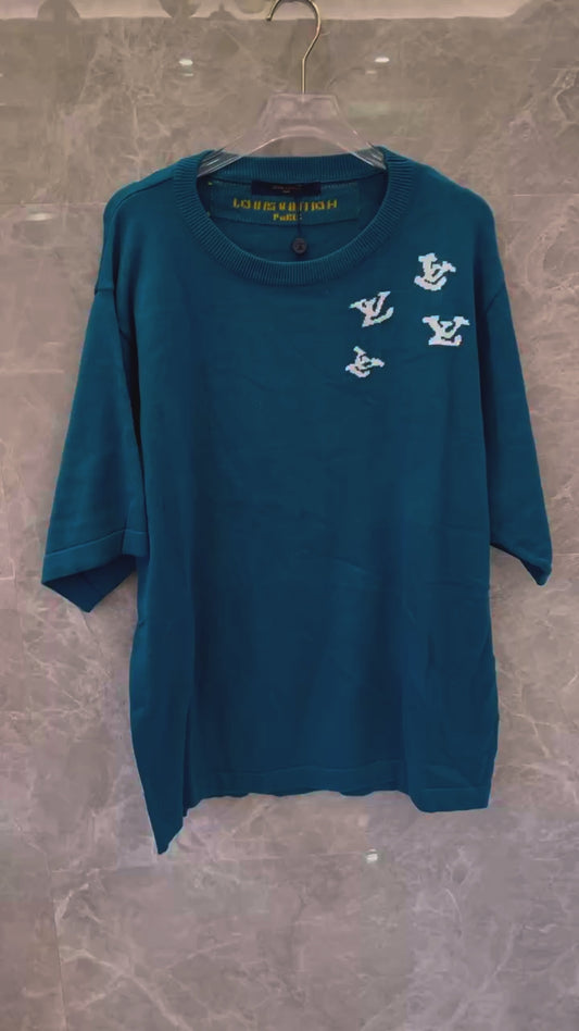 Camiseta de punto verde azulado de Louis Vuitton con motivo de trompetista y logotipos LV