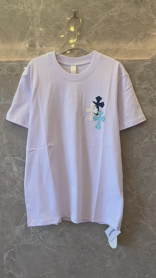 Camiseta blanca de corazones cromados