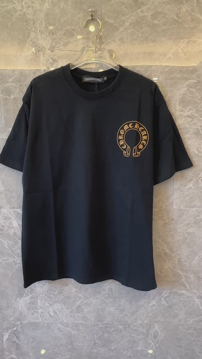 Camiseta negra de corazones cromados